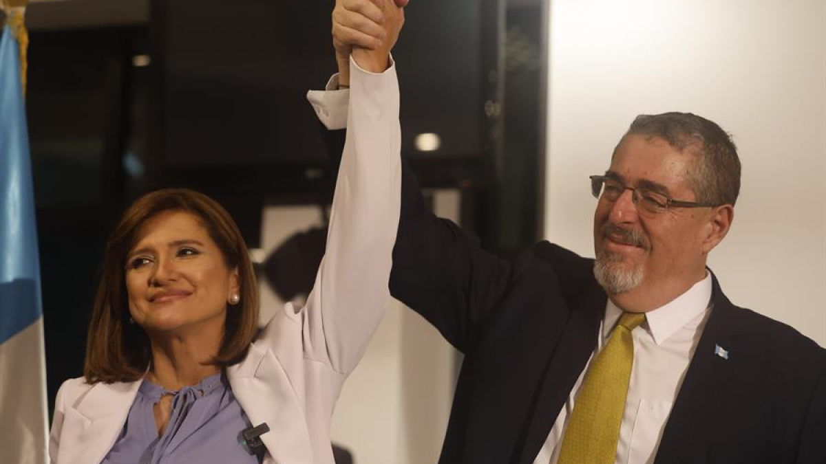 El presidente electo de Guatemala, Bernardo Arévalo, acompañado de la vicepresidenta Karin Herrera.