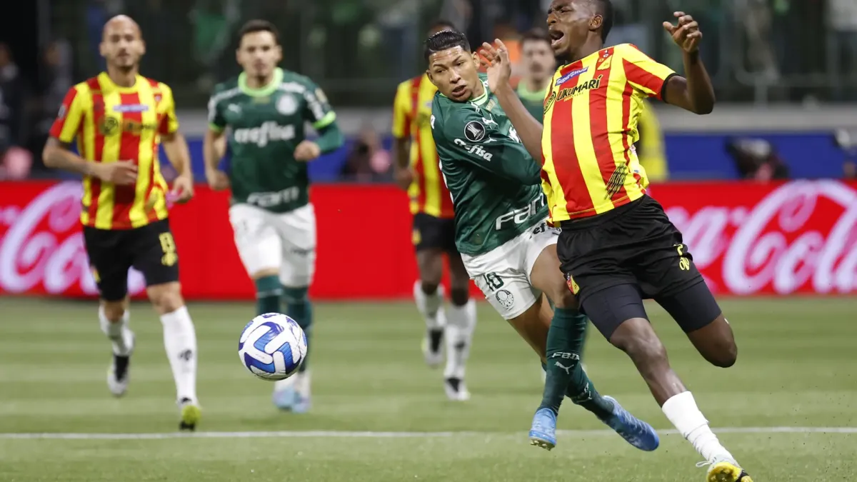 Foto | EFE | LA PATRIA Disputa del balón durante el partido de los cuartos de final de la Copa Libertadores entre Palmeiras y Deportivo Pereira en Allianz Parque stadium en Sao Paulo (Brasil).