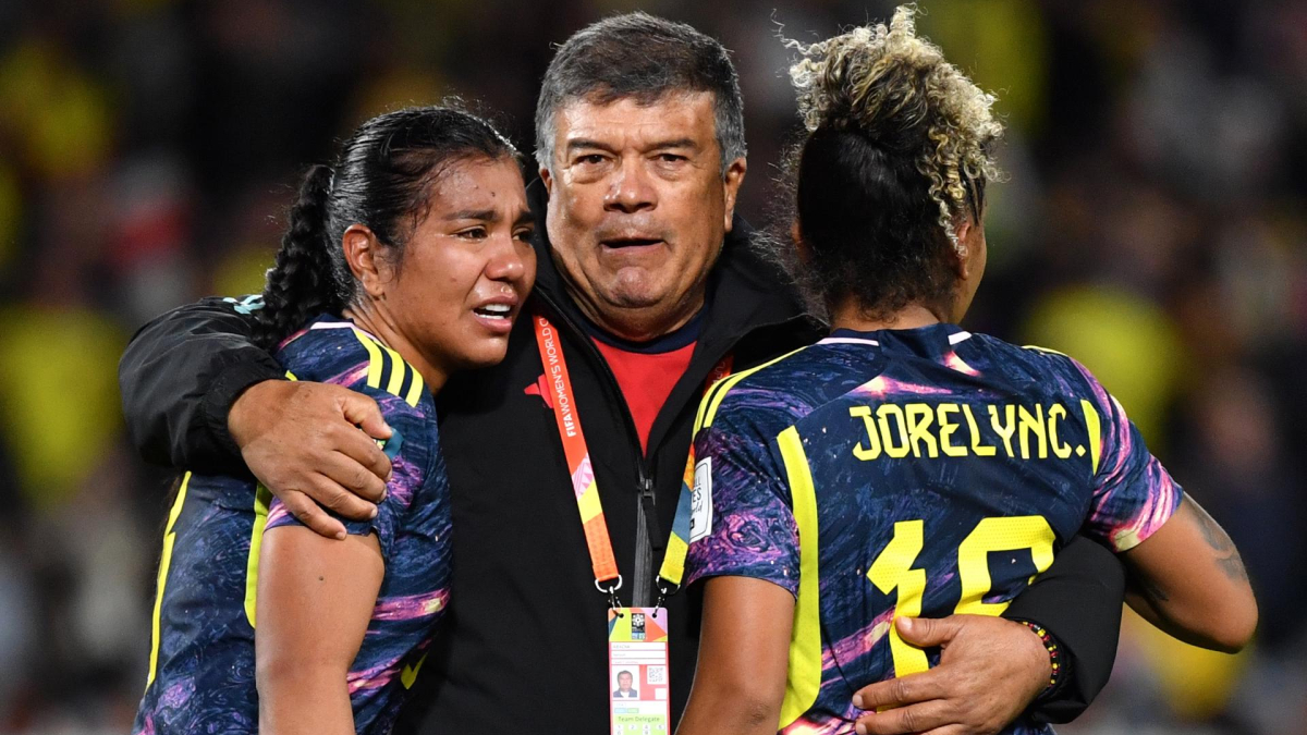 El técnico de la Selección Colombia Femenina, Nelson Abadía, consuela a Daniela Arias y a Jorelyn Carabalí, después de perder 2-1 con Inglaterra en el Mundial de Australia y Nueva Zelanda. La Selección quedó eliminada, llegó hasta cuartos, pero hizo su mejor presentación en tres participaciones.
