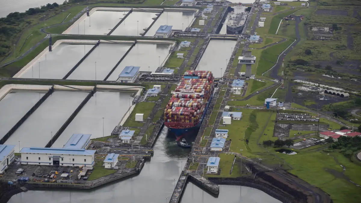 Un buque portacontenedores transita por las esclusas de Cocolí, hoy en el Canal de Panamá en Ciudad de Panamá.