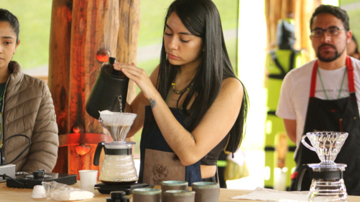 Ángela María Cárdenas, barista del municipio de Neira en representación de Café Pintado, durante la edición 19 del Concurso Caldas, Cafés de Alta Calidad.