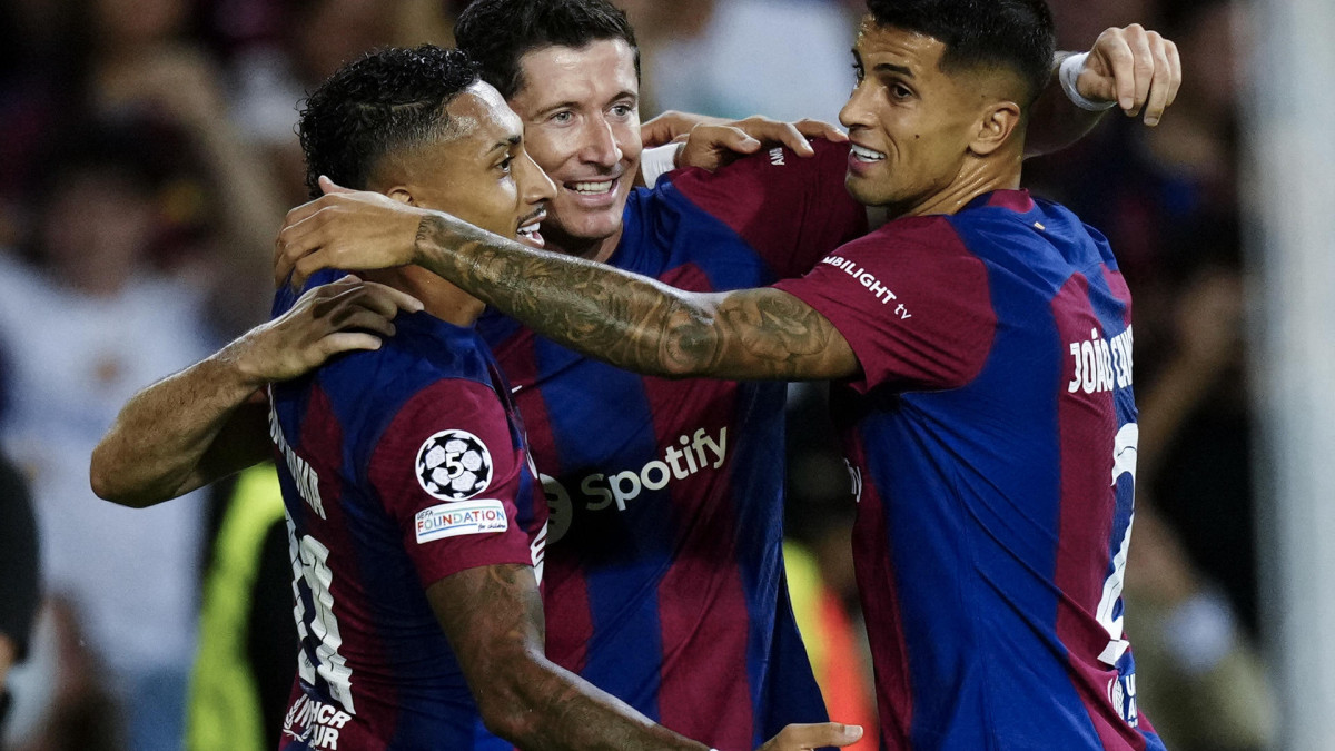 Raphinha, Robert Lewandowski y Joao Cancelo celebran uno de los cinco goles que el FC Barcelona le hizo al Royal Amberes en la primera fecha de la UEFA Champions League 2023-2024.