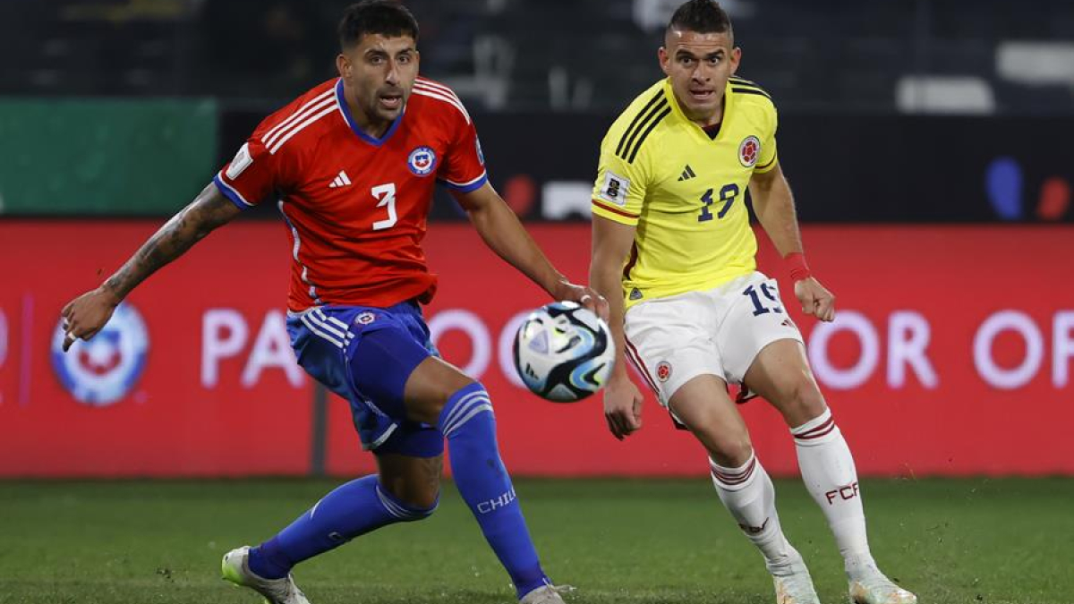 Guillermo Maripán (izquierda), de Chile, disputa el balón con Rafael Santos Borré de Colombia.