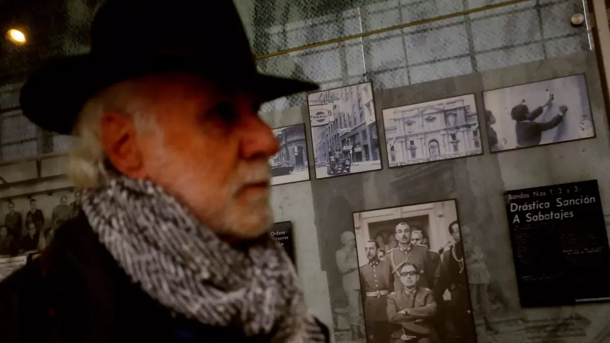 El fotógrafo neerlandés Chas Gerretsen posa para una entrevista. Él cubrió el derrocamiento del presidente Salvador Allende (1970-1973) y la dictadura de Pinochet.