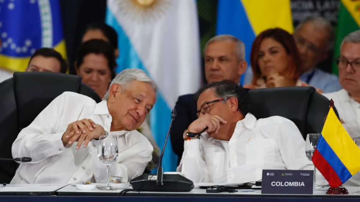 El presidente de México, Andrés Manuel López Obrador, ayer con su homólogo de Colombia, Gustavo Petro, durante la Conferencia Latinoamericana y del Caribe sobre Drogas, en Cali.