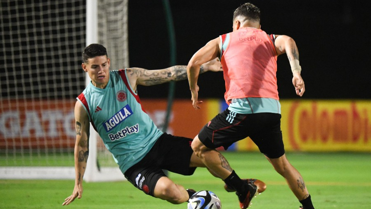 James Rodríguez y Juan Fernando Quintero, dos de los creativos de Colombia en la Eliminatoria. Hoy visitan a Chile.