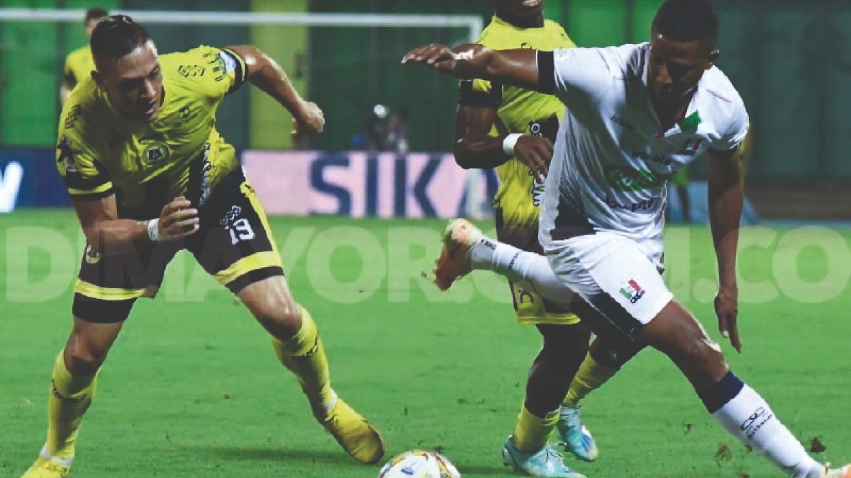 El capitán del Once Caldas, Fáiner Torijano, disputa el balón contra dos jugadores de Alianza Petrolera.