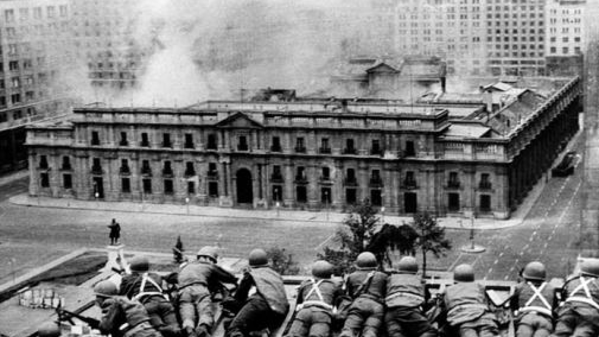 El asalto del Palacio de la Moneda por las Fuerzas Armadas de Chile durante el golpe de Estado del 11 de septiembre de 1973.