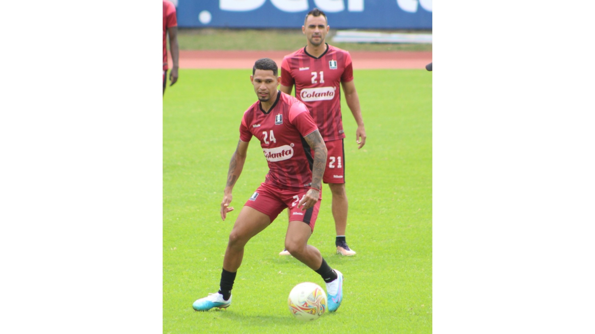 La regular participación de Marlon Piedrahíta (atrás), que ha jugado como lateral izquierdo a pesar de que su carril natural es el derecho, ha hecho más evidente la ausencia del venezolano Yohan Cumana.