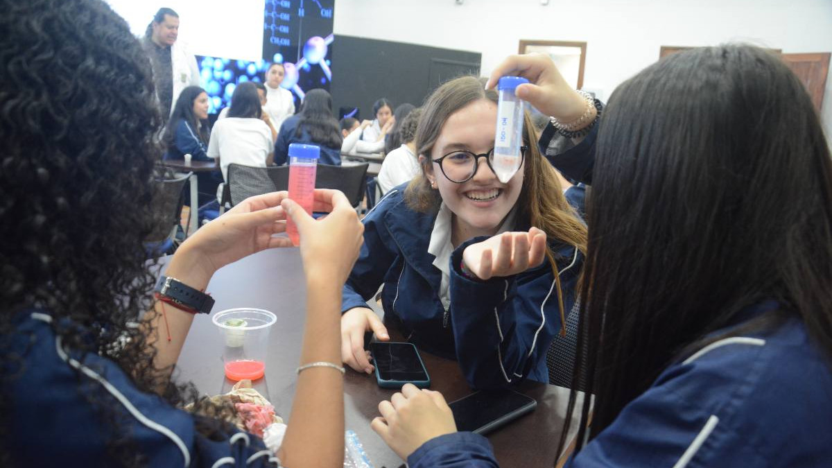 45 estudiantes aprendieron a extraer el ADN de una fresa. 