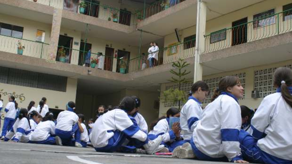 Foto del 2005 en uno de los tres patios del colegio de la Divina Providencia, en el barrio San José de Manizales. 