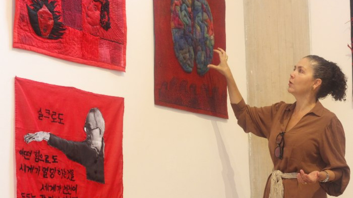 La diseñadora y artista plástica manizaleña María Cecilia Arango, conocida artísticamente como Ceci Arango, hizo parte del equipo de curadoras de la exposición A través de la vida. 