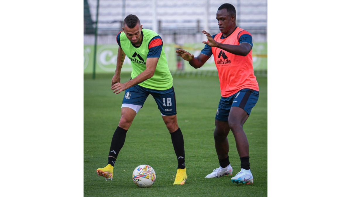 Jéider Riquett (izquierda), de buen desempeño en su regreso a la zona defensiva del Once Caldas, disputa un balón en un entrenamiento con su compañero Johar Mejía, delantero.