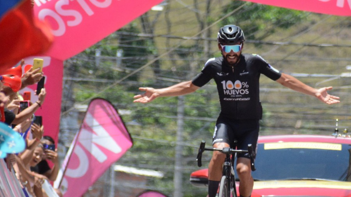 Juan Diego Hoyos, de Corratec - Huevos 100% - Gobernación Caldas Serjaf, celebra en la calle de las colocaciones de Supía.