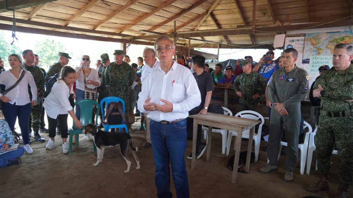 El ministro de Defensa, Iván Velásquez, estuvo en Bocas del Manso con altos mandos militares y de Policía, la oficina de derechos humanos del Ministerio del Interior, la Agencia de Renovación del Territorio, delegados de la Unidad de Víctimas y una comisión de DD.HH. del Congreso.