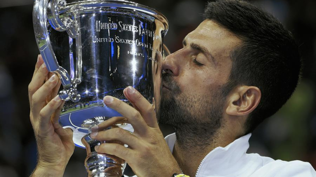  El serbio Novak Djokovic celebra su nuevo título.