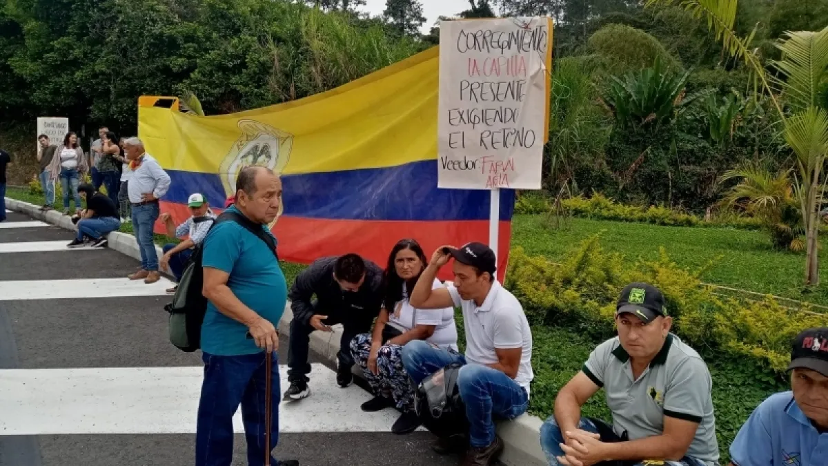 Las personas se ubicaron a un costado de la vía y esperan a Autopistas del Café.