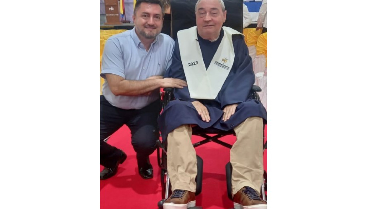Bonel Fernando Mosquera, exconductor del Once Caldas, hoy director de la Uniminuto en Chinchiná, en el grado del profesor Luis Fernando Montoya.