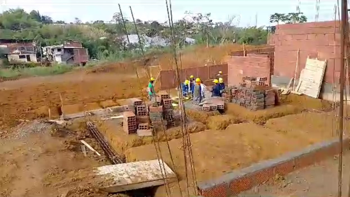 En la mañana de este jueves los obreros que construyen 100 casas en Palestina retomaron obras, luego de unos 15 días de frenar los trabajos.
