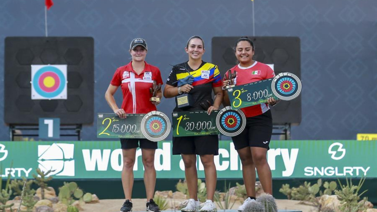 La colombiana Sara López Bueno (c) ganó por octava ocasión la medalla de oro en el Mundial de Tiro con Arco, categoría Compuesto, en Hermosillo, Sonora (México).