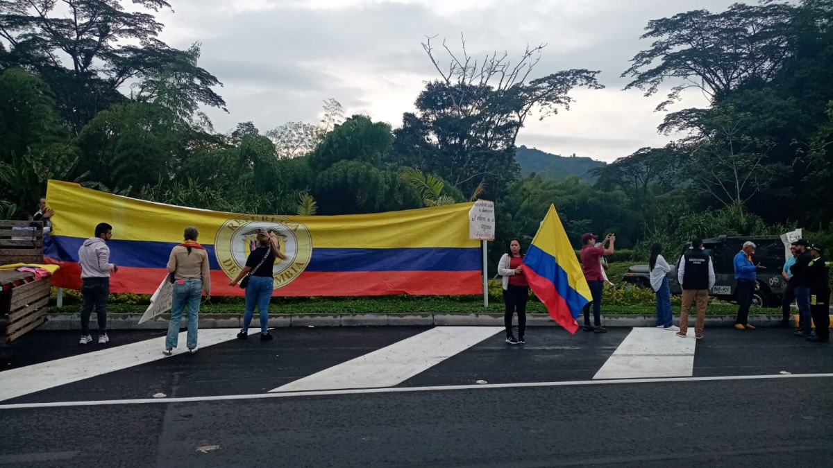 Unos 200 ciudadanos se citaron desde la mañana de este jueves para adelantar un plan tortuga en la vía que conduce de Chinchiná a Santa Rosa de Cabal.