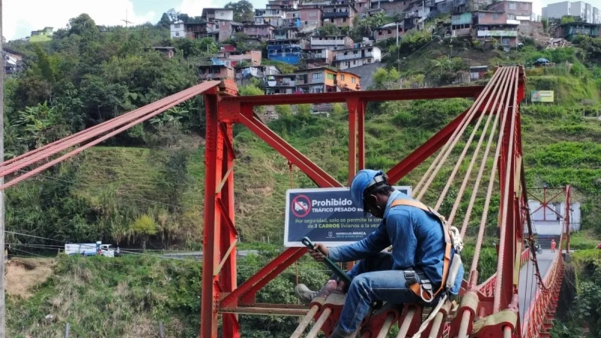 Un obrero le hace mantenimiento a los tensores del puente Olivares.
