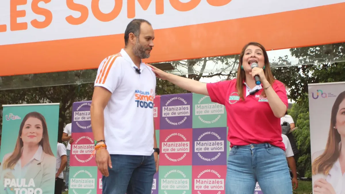 Carlos Alberto Arias y Paula Toro hablan ante el público en el parque Ernesto Gutiérrez luego del anuncio del apoyo político de Arias a Toro. 