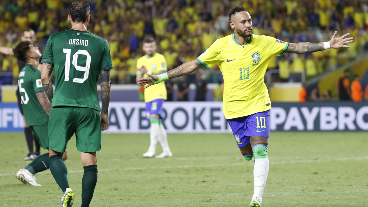 Aunque falló un tiro penal en el inicio del encuentro, Neymar anotó posteriormente dos tantos para convertirse en el máximo goleador histórico de Brasil, con 79 dianas.