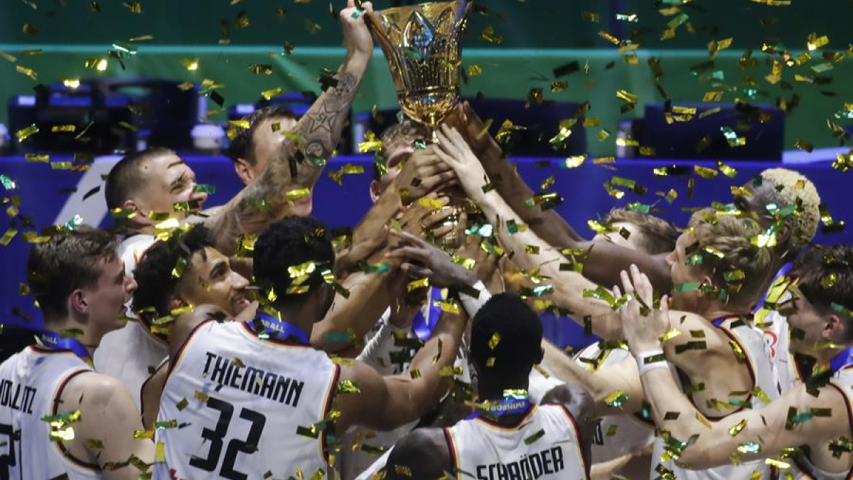Jugadores de Alemania celebran su triunfo como campeones del mundo en baloncesto.