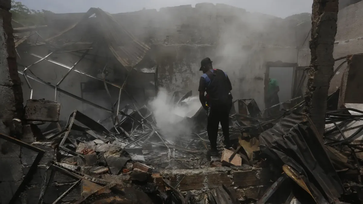 Un hombre usa un extintor en los escombros de una vivienda destruida por un ataque con carro bomba que iba dirigido a una estación policial en la localidad de Timba, Cauca. El ataque con explosivos fue perpetrado en la mañana del miércoles. 