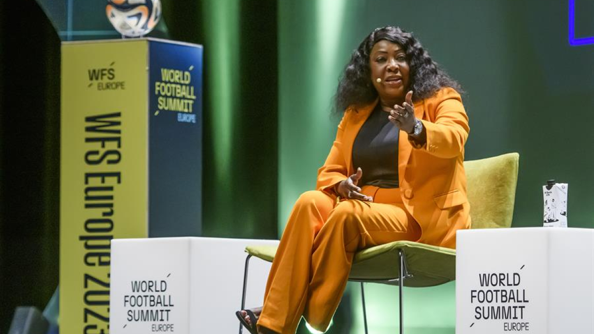 Fatma Samoura durante el panel 'World Football Summit' 2023 en Sevilla (España).