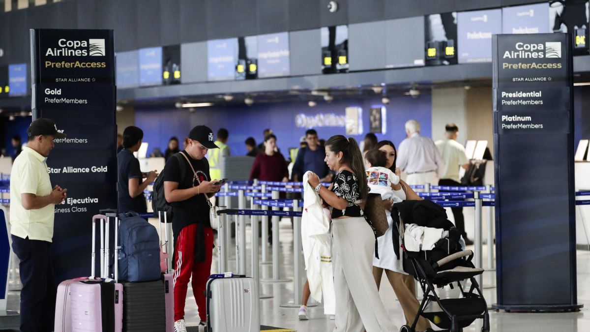 Viajeros esperan en el Aeropuerto Internacional de Tocumen en Ciudad de Panamá (Panamá). 