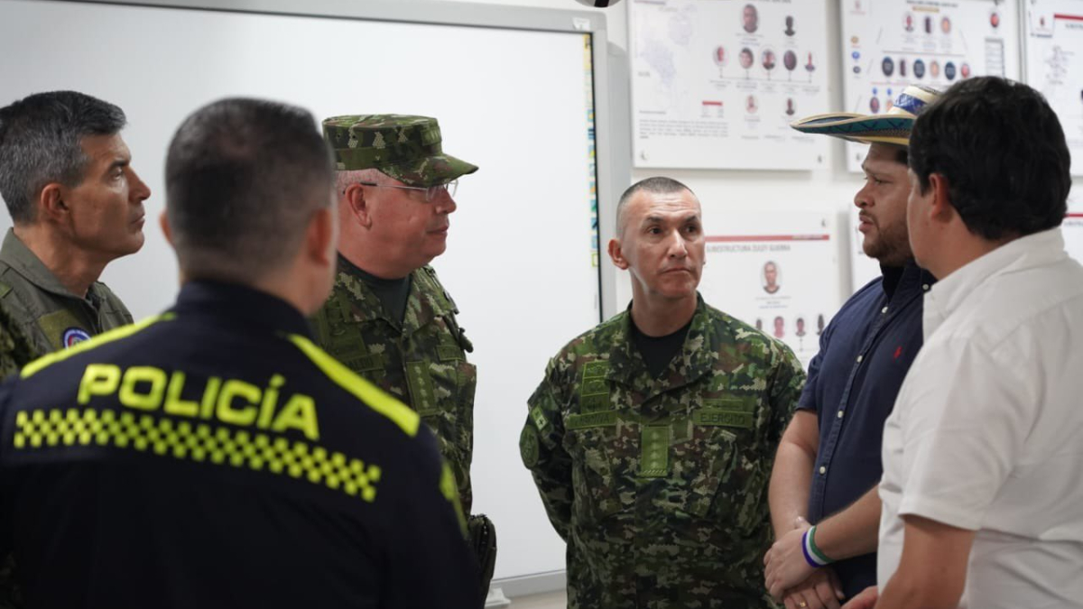 El general Luis Ospina, comandante del Ejército, acompañado del alcalde de Tierralta (Córdoba), y delegados de la Procuraduría y el Ministerio del Interior. 