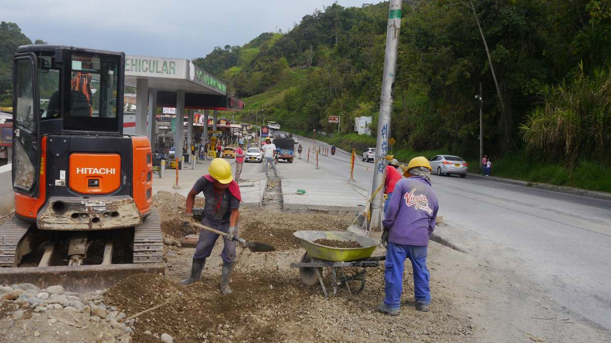 Un poste de telefonía obstruye el ingreso al cuarto carril en la vía de ingreso a Villamaría (Caldas). La empresa de telefonía Tigo Une no lo retira. Las obras estarían listas a más tardar a mediados de este mes.