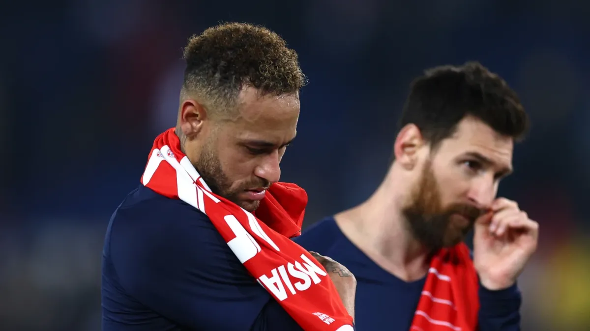 El goleador brasileño Neymar (izquierda) y el astro argentino Lionel Messi salieron del PSG esta temporada, para equipos de Arabia y Estados Unidos, respectivamente.
