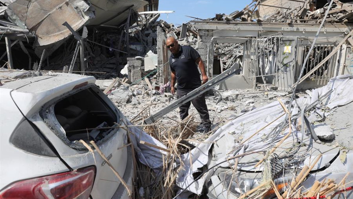 La policía acordona un edificio destruido por los cohetes de Hamas en Tel Aviv, Israel este domingo. Al menos 300 personas han muerto en Israel luego de que el movimiento islamista Hamás atacara por sorpresa con cohetes e incursiones por tierra al Estado judío, que ha respondido con una fuerte ofensiva por aire que deja 313 muertos palestinos en Gaza.
