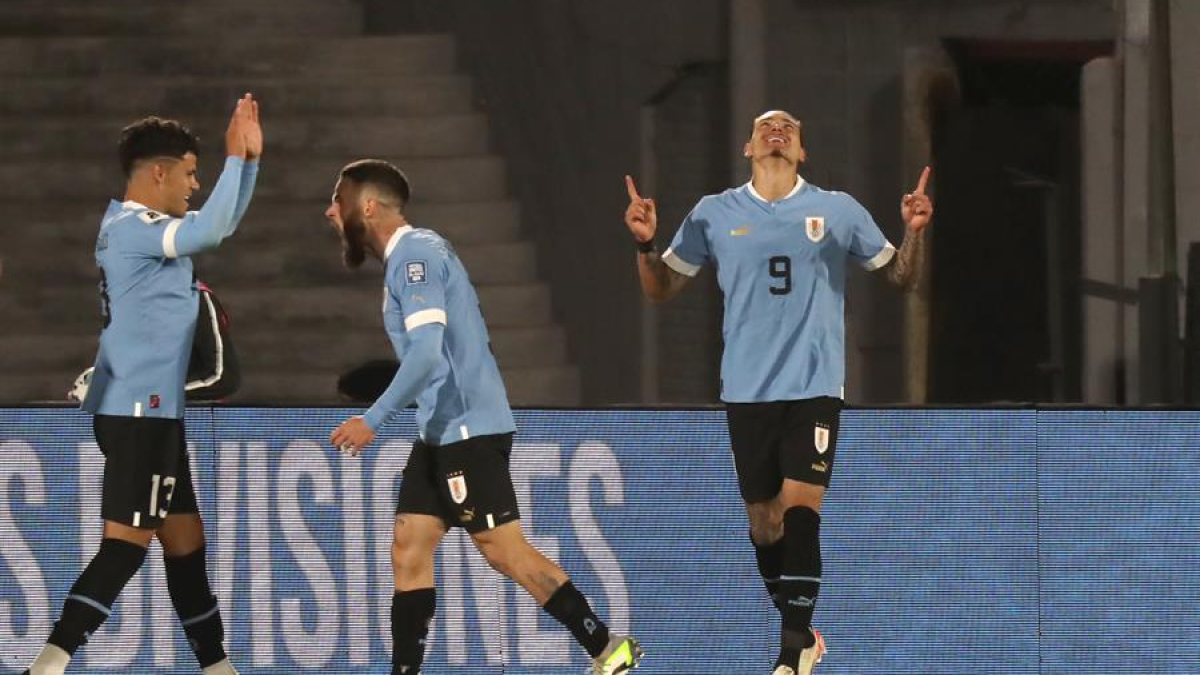 Darwin Núñez (d) de Uruguay celebra su gol, en el partido de las Eliminatorias Sudamericanas para la Copa Mundial de Fútbol 2026 entre Uruguay y Brasil en el estadio Centenario en Montevideo (Uruguay).