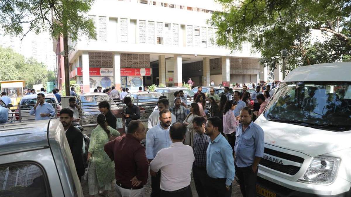 La gente evacuó sus oficinas después de que se sintieron los temblores en Nueva Delhi (India).