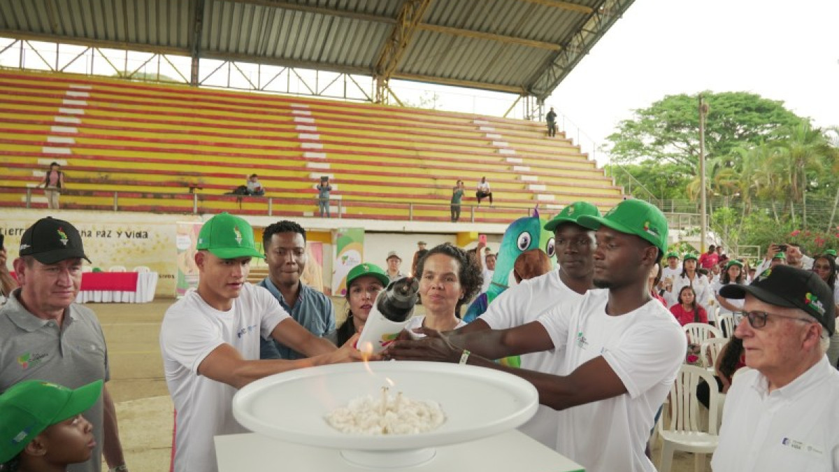 La antorcha de los Juegos Nacionales y Paranacionales del Eje Cafetero fue encendida en Santander de Quilichao (Cauca) el pasado viernes por Astrid Bibiana Herrera, ministra del Deporte.