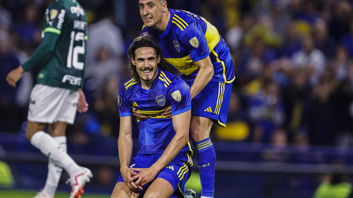 Miguel Merentiel (arriba) levanta a Édinson Cavani de Boca Juniors. El equipo xeneize clasificó a la final sin ganar un solo partido desde la fase de grupos: empató todos a partir de octavos.