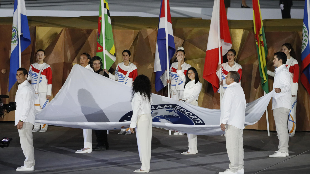 Voluntarios sostuvieron la bandera de Panam Sports en la inauguración de los Juegos Panamericanos 2023, en el estadio Nacional en Santiago (Chile).