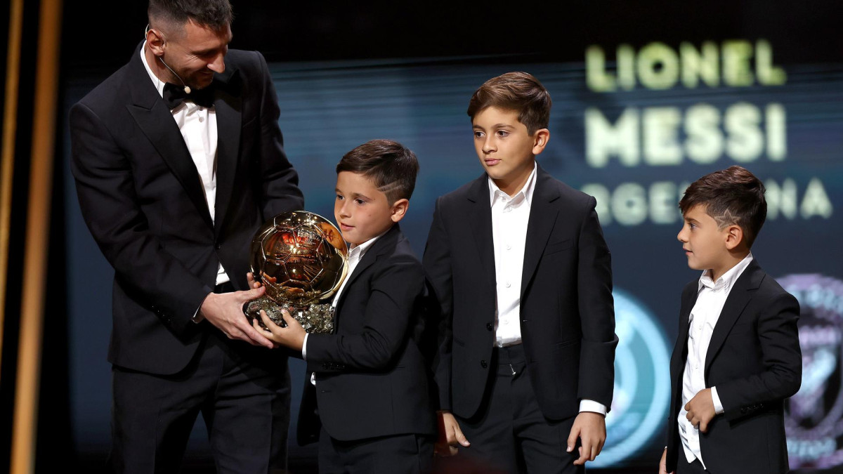 El argentino Lionel Messi está acompañado en el escenario por sus tres hijos después de ganar el Balón de Oro 2023 durante la ceremonia del Balón de Oro 2023 en el Teatro du Chatelet de París.