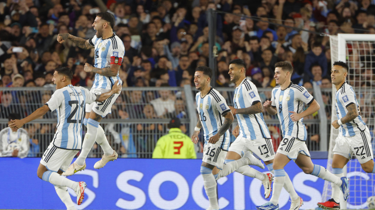Nicolás Otamendi (arriba) de Argentina celebra el gol con el que Argentina le ganó a Paraguay en la tercera fecha de las Eliminatorias Sudamericanas para la Copa Mundial de Fútbol 2026, en el estadio Más Monumental en Buenos Aires (Argentina).