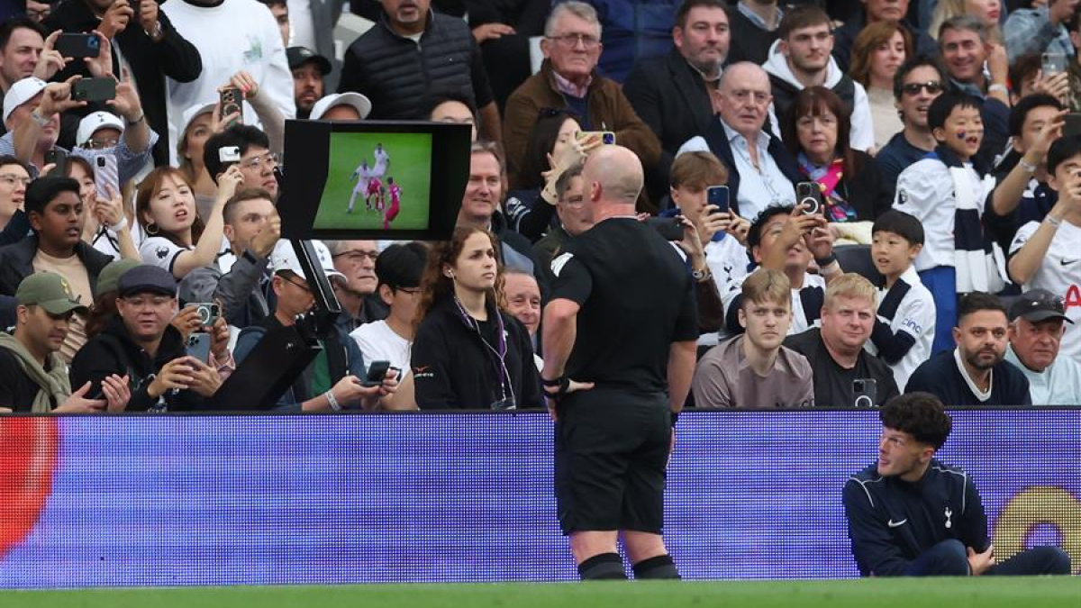 El VAR dio por válido el gol del colombiano Luis Díaz tras la revisión, pero en una mala comunicación entre los árbitros se reanudó el juego entre el Tottenham y el Liverpool dando por sentado que la anotación estaba inhabilitada por fuera de lugar.