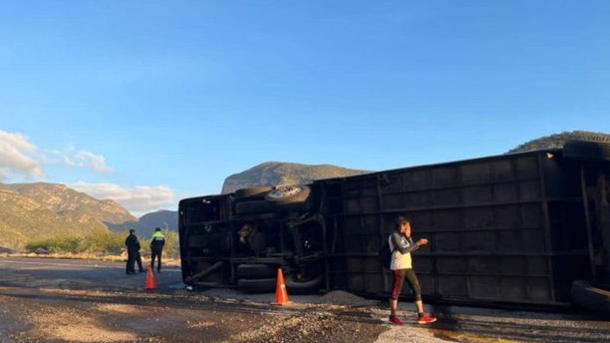 Un autobús con 55 migrantes se volcó en una carretera en Oaxaca, estado del sur de México. 