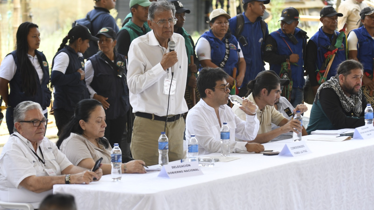 Camilo González Posso, coordinador de la delegación negociadora del Gobierno con el Emc, durante una declaración conjunta de las partes.