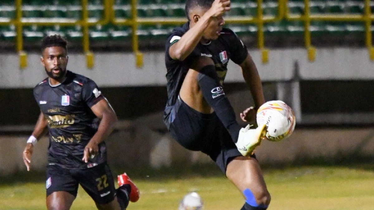 Alejandro García (con el balón), se unirá a la Selección Colombia Sub-23 para los Juegos Panamericanos.