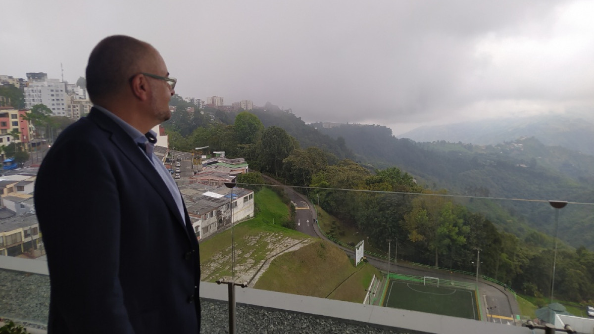 El embajador de la UE en Colombia, Gilles Bertrand, mira el paisaje manizaleño.