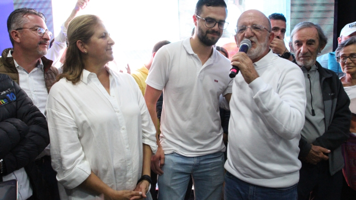 El electo gobernador de Caldas, Henry Gutiérrez Ángel, en compañía de su esposa, Estela Salazar Granada, y de su hijo menor, Felipe, celebran el triunfo.