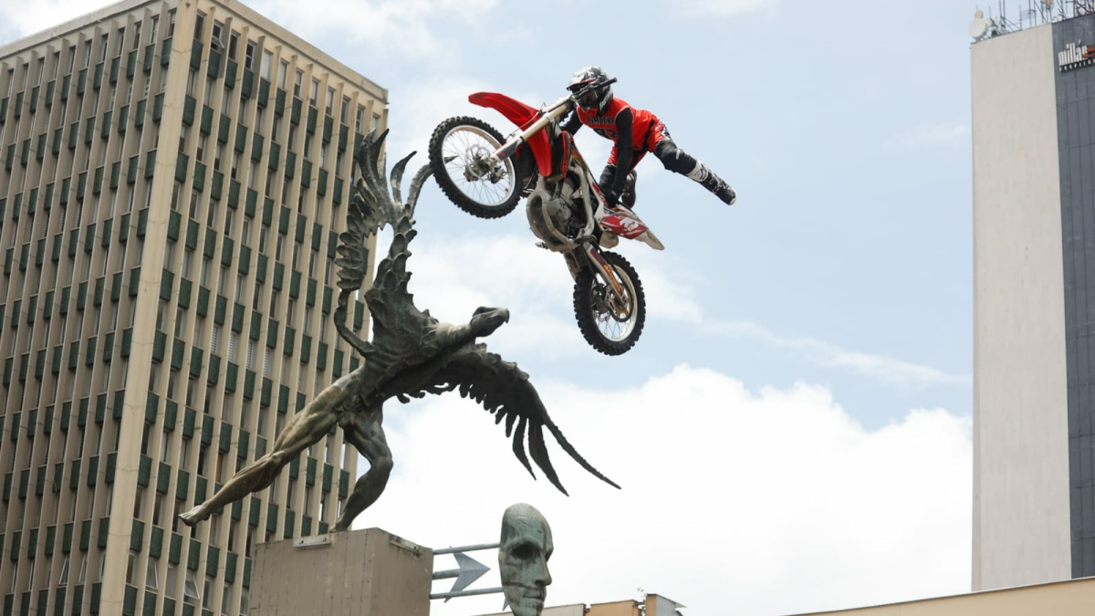Manizales cerró ayer el festejo por sus 174 años de fundación. Incluyó Manizales extrema con freestyle, BMX y stunt. También hubo prueba de carros, Expoarte, entre otros.